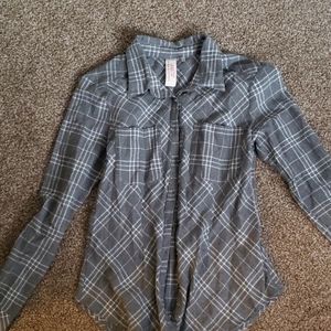 Grey and white plaid ling sleeve